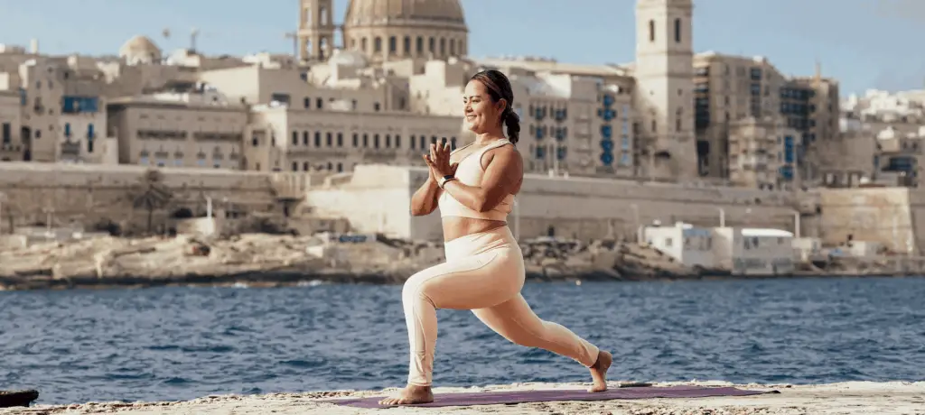Mujer realizando una postura en clases de yoga online