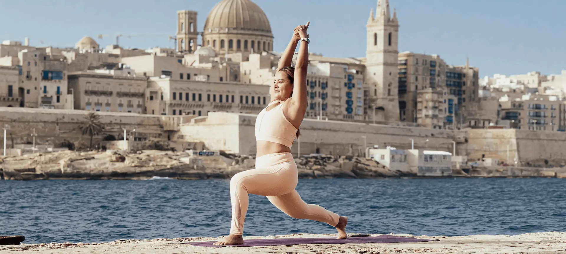 Mujer realizando postura en clase de yoga online y formacion